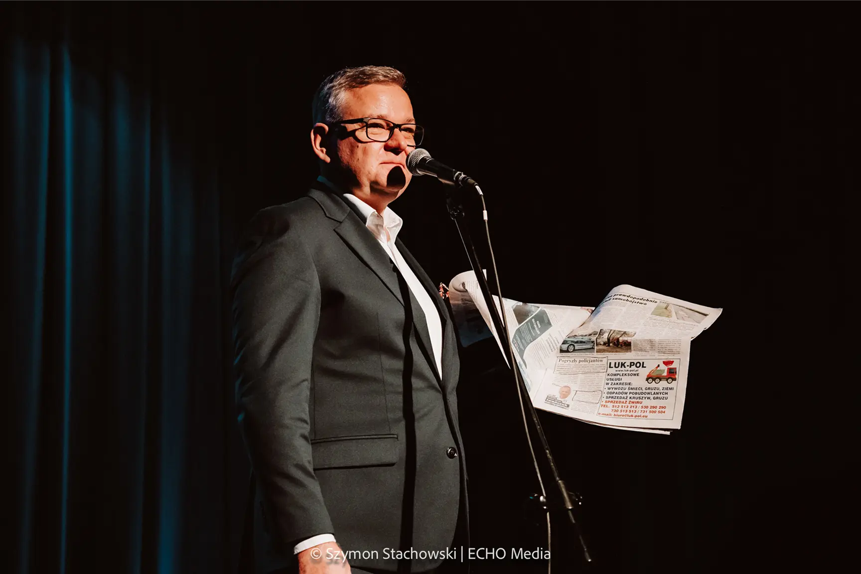 Zdjęcie Artura Andrusa na scenie podczas głosów dla Hospicjum