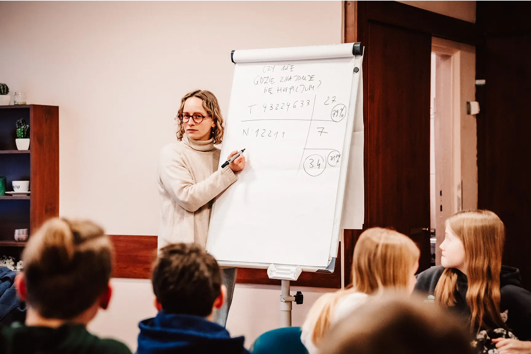 Zdjęcie kobiety prowadzącej warsztaty edukacyjne